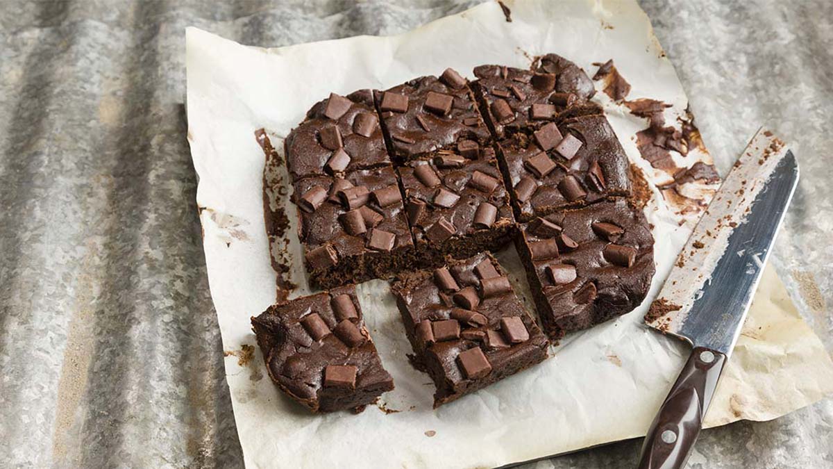 Entdecken Sie eine überraschend köstliche und nährstoffreiche Variante des klassischen Schokoladen-Brownies: Schwarze Bohnen-Brownies mit Pfefferminze.